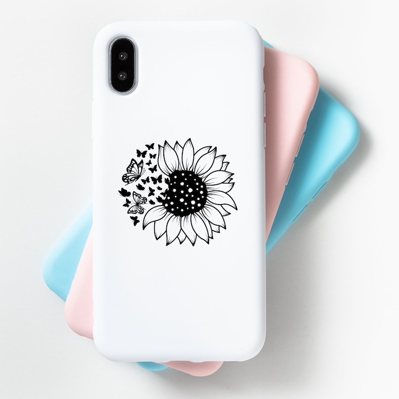 Puede incluir: Una funda de tel&eacute;fono blanca con un dise&ntilde;o de girasol en blanco y negro. El girasol tiene mariposas que salen volando.