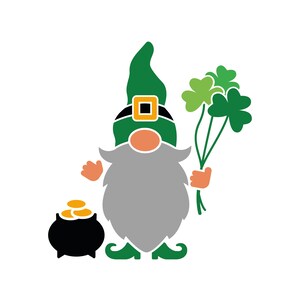 Op de afbeelding: Een groene kabouter met een witte baard, die een bos groene klavers en een zwarte pot met gouden munten vasthoudt.