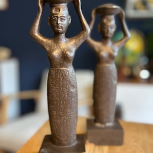 Traditional art of living: sculpture of two African women with baskets - full of character, 28 cm high
