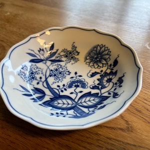 Timeless vintage bowl - Hutschenreuther blue onion pattern - Ø 13.5 cm
