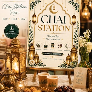 Op de afbeelding: Een decoratief bord voor een Chai Station, met de tekst "CHAI STATION" in een gestileerd lettertype. Het bord is versierd met bloemen- en lantaarnmotieven en wordt tentoongesteld op een houten ezel. Het bord is 20x25, 28x35, en 46x61 cm.