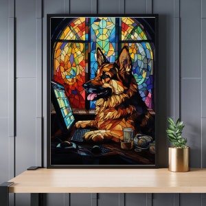 Pode incluir: Uma ilustração em estilo vitral de um pastor alemão sentado em frente a um computador. O cão está olhando para a tela do computador com uma expressão curiosa. O fundo é uma janela de vitral com padrões geométricos coloridos.