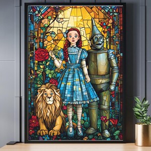Könnte beinhalten: Ein Buntglasfenster, das Dorothy aus dem Zauberer von Oz zeigt, die mit dem Blechmann steht. Ein Löwe steht links von Dorothy. Der Hintergrund ist ein buntes Buntglasfenster mit einer gelben Sonne.