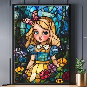 Può includere: Un'illustrazione in stile vetrata di una ragazza con i capelli biondi che indossa un vestito blu e giallo. È circondata da fiori colorati e una farfalla.