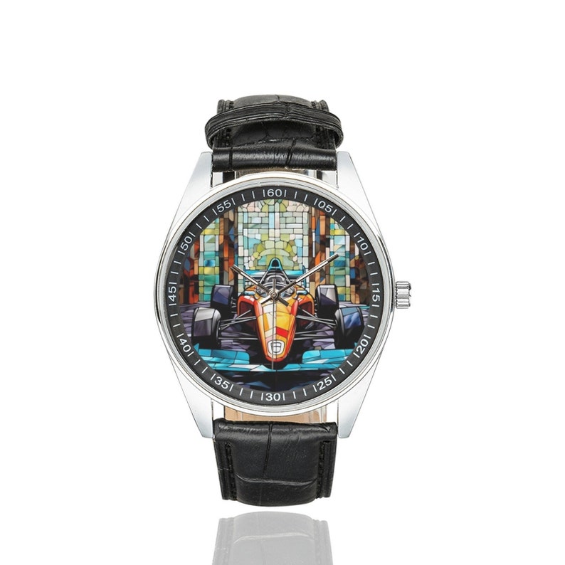 Puede incluir: Un reloj de pulsera plateado con una correa de cuero negro. La esfera del reloj presenta una imagen colorida en mosaico de un coche de carreras.