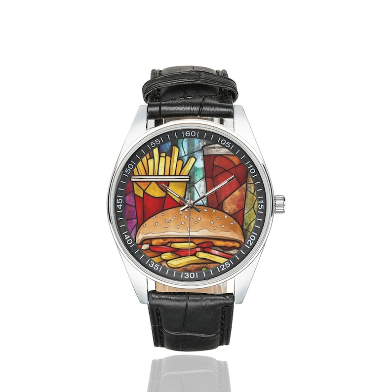 K&ouml;nnte beinhalten: Edelstahl-Uhr mit schwarzem Lederarmband. Das Zifferblatt zeigt eine farbenfrohe Illustration eines Hamburgers, Pommes Frites und eines Getr&auml;nks. Die Uhr hat eine silberne L&uuml;nette und ein schwarzes Lederarmband.