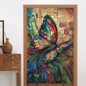 Könnte beinhalten: Ein bunter Glasmosaik-Schmetterling mit filigranen Details und einem Mosaik-Hintergrund. Der Schmetterling besteht aus verschiedenen Blautönen, Grün-, Gelb-, Rot- und Violetttönen.