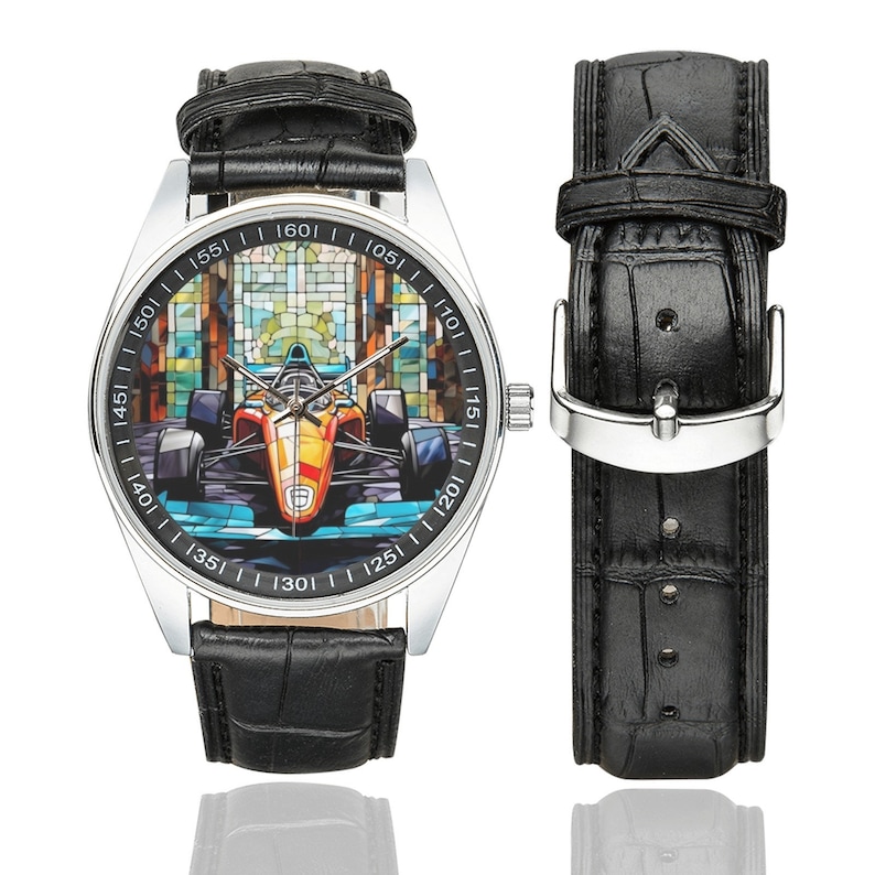 Puede incluir: Un reloj de pulsera de cuero negro con caja plateada y una esfera de estilo mosaico colorido que representa un coche de carreras. La esfera del reloj tiene n&uacute;meros alrededor del borde y una correa de cuero negro.