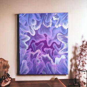 Op de afbeelding: Abstract schilderij op canvas met draaiende paarse en witte patronen. Het schilderij is ingelijst en hangt aan een muur.