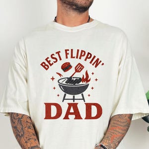 Funny Father&#39;s Day Gift Best Flippin&#39; Dad BBQ Shirt Grill Master T-Shirt Retro BBQ Dad Tee Grilling Shirt for Dad Gift Idea