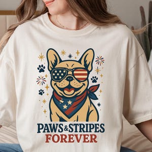 Maglietta carina per gli amanti dei cani patriottici, maglietta USA 4 luglio, maglietta Paws & Stripes Forever, regalo per gli amanti degli animali del Giorno dell&#39;Indipendenza, maglietta vintage American Comfort