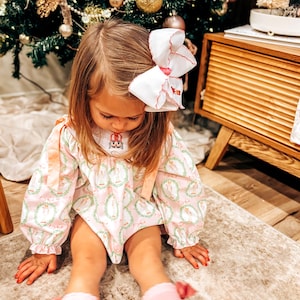 Preppy pastelroze kerstroze notenkraker bubbel gesmokte baby- en peuteroutfit