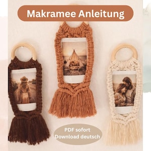 Könnte beinhalten: Drei Makramee-Fotorahmen in Braun-, Orange- und Cremetönen, jeweils mit einem Holzring. Die Halterungen zeigen Fotos und haben einen Fransenboden. Der Text oben lautet "Makramee Anleitung".