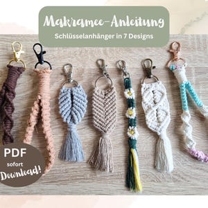 Könnte beinhalten: Sieben verschiedene Makramee-Schlüsselanhänger-Designs, darunter ein Blatt, ein Chevron, eine Blume und eine Spirale. Die Schlüsselanhänger sind aus naturfarbenem Kordel gefertigt und haben Quasten. Das Bild enthält den Text "Makramee-Anleitung" und "Schlüsselanhänger in 7 Designs".