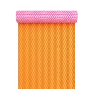 Puede incluir: Esterilla de yoga enrollada con un patrón de panal. La sección superior es rosa y la porción desenrollada es naranja. La esterilla está diseñada para actividades de ejercicio y fitness. La esterilla está hecha de un material flexible.