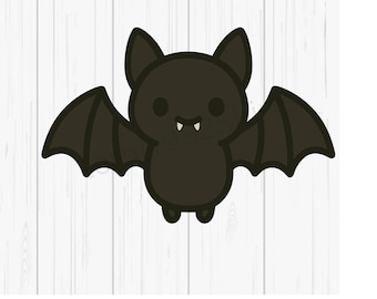 Puede incluir: Ilustración de dibujos animados de un murciélago negro con alas grandes, pequeños colmillos y ojos grandes. El murciélago está centrado sobre un fondo de madera blanca. Debajo, las palabras "SVG", "PNG" y "JPG".