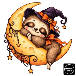 Pode incluir: Uma ilustração digital de uma preguiça castanha a dormir numa lua crescente amarela. A preguiça usa um chapéu de bruxa roxo com um laço laranja e uma pequena abóbora. Uma grinalda de teia de aranha preta com estrelas amarelas pende da lua. O texto diz TERNI1993 SHIRT'S.