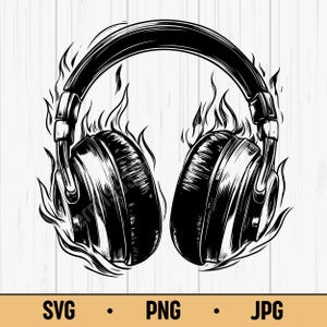 Könnte beinhalten: Schwarz-Weiß-Illustration eines Kopfhörers, der von Flammen umgeben ist. Das Design weist detaillierte Schattierungen und Highlights auf, mit Flammen, die von den Ohrmuscheln ausgehen. Der Text "SVG • PNG • JPG" ist unten zu sehen.