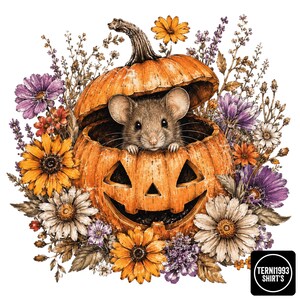 Könnte beinhalten: Eine braune Maus, die aus einem geschnitzten orangefarbenen Kürbis-Lampion herausschaut, umgeben von einem farbenfrohen Arrangement aus violetten, gelben und weißen Blumen. Der Text TERNI1993 SHIRT'S steht in einem schwarzen Quadrat unten.