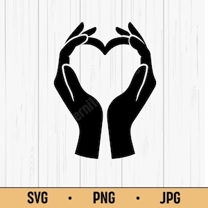 Könnte beinhalten: Schwarze Silhouette von zwei Händen, die ein Herz formen. Die Hände sind vor einem weißen Hintergrund mit Holzmaserung platziert. Der untere Teil zeigt den Text "SVG • PNG • JPG".
