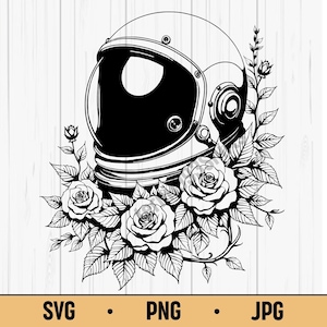 Könnte beinhalten: Schwarz-weiße Illustration eines Astronautenhelms, umgeben von Rosen und Blättern. Der Helm hat ein klares Visier und detaillierte Merkmale. Der Text "SVG • PNG • JPG" ist enthalten.
