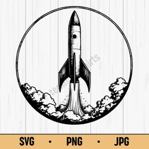 Könnte beinhalten: Schwarz-weiße Illustration einer startenden Rakete, umrahmt von einem Kreis. Die Rakete ist detailliert mit Linien dargestellt, die Flammen und Rauch aussendet. Der Text "SVG • PNG • JPG" ist unten zu sehen.