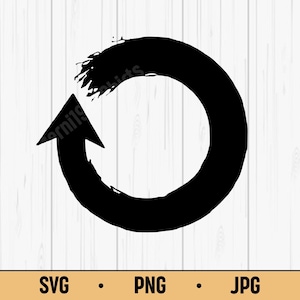 Pode incluir: Seta preta estilizada dentro de um design circular de pincelada. A seta aponta no sentido anti-horário. A imagem está definida contra um fundo branco com grão de madeira. A parte inferior da imagem contém o texto "SVG • PNG • JPG".