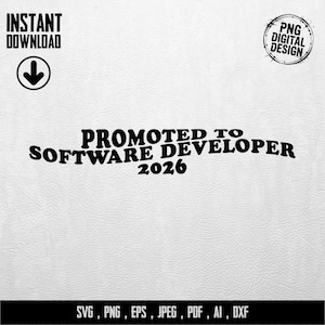 Könnte beinhalten: Ein digitales Design mit dem Text "PROMOTED TO SOFTWARE DEVELOPER 2026" in Schwarz. Es enthält "INSTANT DOWNLOAD" mit einem Pfeil und "PNG DIGITAL DESIGN" in einem kreisförmigen Rahmen. Dateiformate sind unten aufgeführt: SVG, PNG, EPS, JPEG, PDF, AI, DXF.