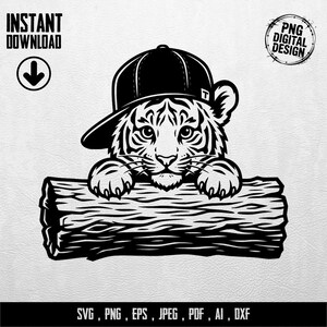 Könnte beinhalten: Schwarz-weiße digitale Illustration eines Tigers mit Baseballkappe, der auf einem Baumstamm liegt. Der Text "INSTANT DOWNLOAD" und "PNG DIGITAL DESIGN" ist enthalten. Dateiformate: SVG, PNG, EPS, JPEG, PDF, AI, DXF.