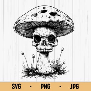 Puede incluir: Ilustración en blanco y negro de una seta con cara de calavera. El sombrero de la seta tiene manchas oscuras y el tallo es texturizado. Pequeñas setas y hierba rodean la base. Incluye el texto "SVG • PNG • JPG".
