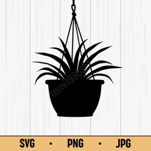 Könnte beinhalten: Schwarze Silhouette einer Hängepflanze in einem abgerundeten Topf. Die Pflanze hat lange, spitze Blätter. Der Topf wird von drei Seilen gehalten, die an einem einzigen Punkt befestigt sind. Der Hintergrund ist ein weißes Holzmaserungsmuster. Der untere Teil des Bildes enthält den Text "SVG • PNG • JPG".