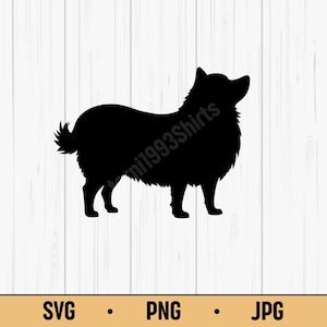 Könnte beinhalten: Schwarze Silhouette eines Hundes, wahrscheinlich ein Zwergspitz, vor einem weißen Holzgrund. Der Hund ist im Profil dargestellt und blickt nach oben. Das Bild enthält den Text "ni1993Shirts" und Dateityp-Indikatoren: SVG, PNG und JPG.