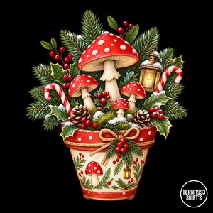 Könnte beinhalten: Ein dekorativer Topf mit einem festlichen Arrangement aus rot-weißen Pilzen, Tannenzweigen, Stechpalmenblättern, roten Beeren, Tannenzapfen, Zuckerstangen und einer kleinen Laterne. Der Topf ist cremefarben mit roten Akzenten und dem Text TERNI1993 SHIRT'S.