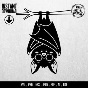Könnte beinhalten: Schwarz-weiße digitale Illustration einer Fledermaus, die an einem Ast hängt. Die Fledermaus hat eine Brille und große Ohren. Der Text "INSTANT DOWNLOAD" und "PNG DIGITAL DESIGN" ist enthalten.