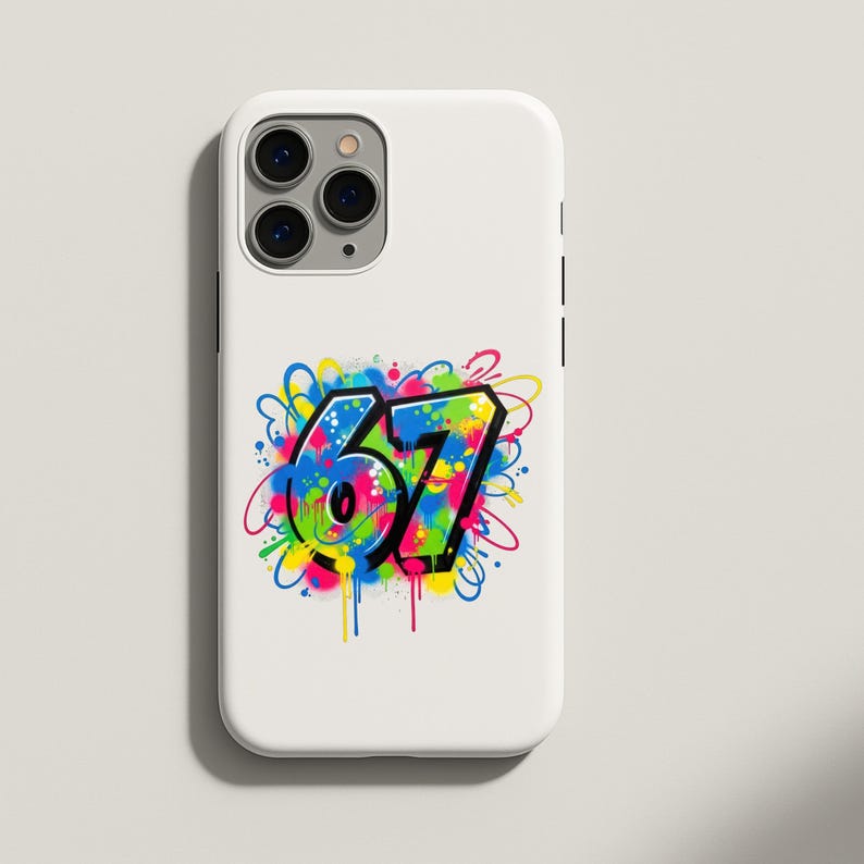 Pu&ograve; includere: Custodia per telefono bianca con un vivace design graffiti. Il disegno presenta il numero "67" in nero, delineato con verde neon, blu e rosa, su uno sfondo di schizzi di vernice colorati.
