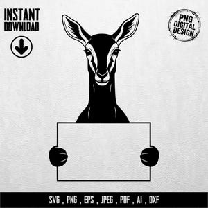 Könnte beinhalten: Schwarz-weiße digitale Illustration einer Antilope, die ein leeres Schild hält. Das Bild enthält den Text "INSTANT DOWNLOAD" und "PNG DIGITAL DESIGN". Der untere Teil des Bildes enthält den Text "SVG, PNG, EPS, JPEG, PDF, AI, DXF".