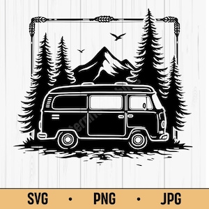 Könnte beinhalten: Schwarz-weiße Illustration eines Campingbusses in einer Waldszene, umrahmt von einem dekorativen Rahmen. Das Design umfasst Kiefern, Berge und Vögel. Der Text "SVG • PNG • JPG" ist unten abgebildet.
