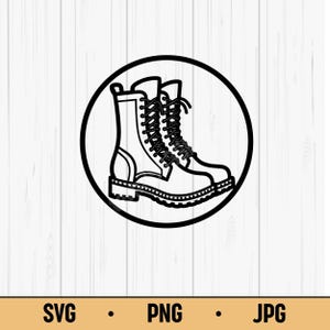 Könnte beinhalten: Schwarz-Weiß-Illustration von Kampfstiefeln in einem schwarzen Kreis. Die Stiefel haben Schnürsenkel und eine dicke Sohle. Der Text "SVG • PNG • JPG" ist unten im Bild enthalten.