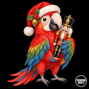 Könnte beinhalten: Ein leuchtend roter, gelber und blauer Ara-Papagei trägt eine rote Weihnachtsmütze mit weißem Bommel, Stechpalmenblättern und einer goldenen Glocke. Der Papagei hält eine rot-grün-goldene Nussknacker-Figur. Der Text TERNI1993 SHIRT'S ist sichtbar.