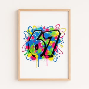 Pu&ograve; includere: Stampa artistica incorniciata con il numero "67" in stile graffiti. I numeri sono delineati in nero con una vibrante tavolozza di colori blu, verde, rosa, giallo e rosso. Lo sfondo presenta schizzi e gocce di vernice colorati.