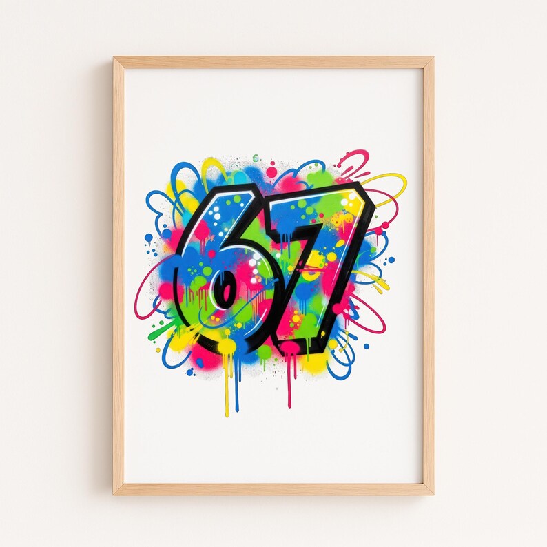 Pu&ograve; includere: Stampa artistica incorniciata con il numero "67" in stile graffiti. I numeri sono delineati in nero con una vibrante tavolozza di colori blu, verde, rosa, giallo e rosso. Lo sfondo presenta schizzi e gocce di vernice colorati.