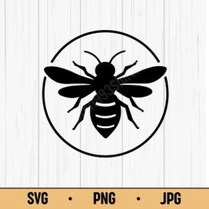 Könnte beinhalten: Eine schwarze Silhouette einer Biene in einem schwarzen Kreis. Die Biene ist zentriert und detailliert mit Flügeln, Beinen und Fühlern. Der Hintergrund ist ein weißes Holzmaserungsmuster. Darunter stehen die Wörter "SVG", ".", "PNG", ".", "JPG".