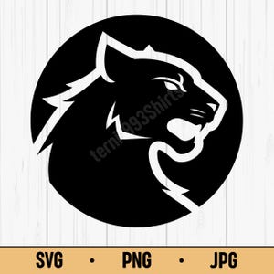 Könnte beinhalten: Schwarz-weiße Grafik eines Cougar-Kopfes im Profil, in einem schwarzen Kreis. Der Cougar knurrt, die Zähne sind entblößt. Der Text "SVG • PNG • JPG" ist enthalten. Das Wasserzeichen "terni993Shirts" ist ebenfalls vorhanden.