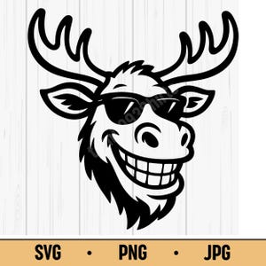 Könnte beinhalten: Ein schwarz-weißes Cartoon-Elchkopf mit Sonnenbrille und breitem Lächeln. Der Elch hat große Geweihe und ein detailliertes Design. Der untere Teil des Bildes enthält den Text "SVG • PNG • JPG".