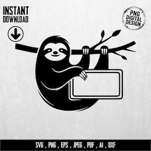 以下が含まれることがあります： 枝からぶら下がり、空白の看板を持っているナマケモノの白黒デジタルデザイン。画像には「INSTANT DOWNLOAD」と「PNG DIGITAL DESIGN」の文字が含まれています。ファイル形式には、SVG、PNG、EPS、JPEG、PDF、AI、DXFが含まれます。