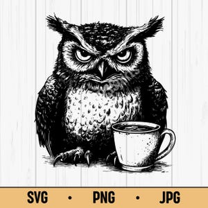 Puede incluir: Ilustración en blanco y negro de un búho con mirada intensa, sosteniendo una taza de café. El búho está detallado con plumas texturizadas y una expresión seria. Incluye el texto "SVG • PNG • JPG".