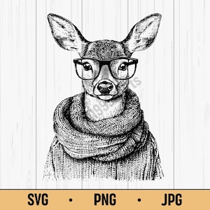 Könnte beinhalten: Schwarz-Weiß-Illustration eines Hirsches mit schwarzer Brille und einem dicken Strickschal. Der Hirsch trägt auch einen Pullover. Das Bild enthält unten den Text "SVG • PNG • JPG".