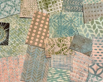 Pakket met blauwe gelliplaat bedrukt papier: collage, mixed media-kunst