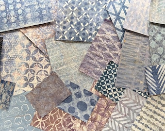 Pakket met blauwe gelliplaat bedrukt papier: collage, mixed media-kunst