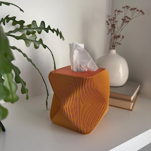 Puede incluir: Un letrero de madera rústico con el texto "Welcome to our home" en letras blancas. El letrero presenta un acabado envejecido y un diseño sencillo y acogedor, ideal para un porche o entrada.